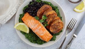 Salmão grelhado com batata-doce assada, espinafre refogado e feijão-preto (Imagem: Azra H | Shutterstock)