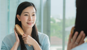 Os hábitos do inverno podem impactar a saúde do cabelo (Imagem: WHYFRAME | Shutterstock)