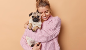 Algumas raças de cachorro são naturalmente dóceis, pacientes e sociáveis (Imagem: Cast Of Thousands | Shutterstock)