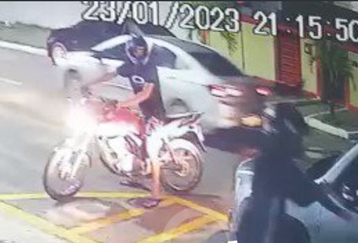 Vítima é abordada por homens em uma moto