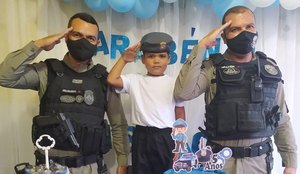 Policiais militares incentivam criancas que desejam seguir a profissao