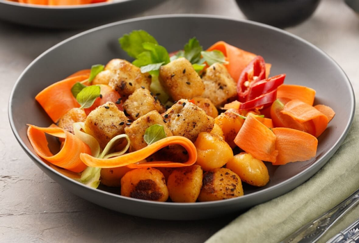 Nhoque de batata-doce com tofu crocante (Imagem: RomanaMart | Shutterstock)