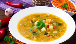 Sopa de lentilha com legumes (Imagem: Lapina Maria | Shutterstock)