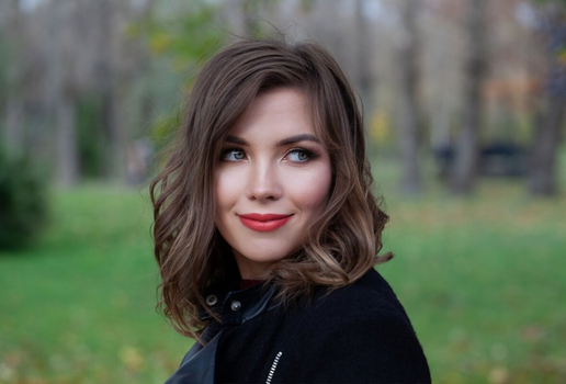 A tendência é apostar em cortes e cores versáteis, que podem ser usados de diferentes formas e que valorizam o movimento (Imagem: MillaF | Shutterstock)