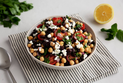 O feijão-preto e o grão-de-bico são aliados da saúde do coração (Imagem: Liudmyla Chuhunova | Shutterstock)