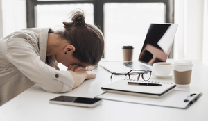 O "quiet cracking" pode ser resultado do estresse e do excesso de cobrança sem reconhecimento no trabalho (Imagem: Kite_rin | Shutterstock)