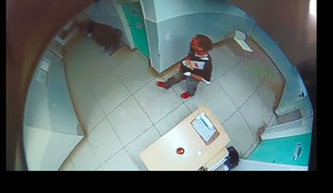 Câmera flagra homem furtando aparelho de eletrocardiograma em UPA de João Pessoa
