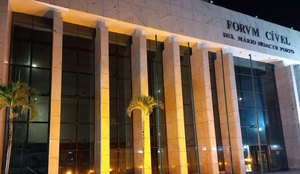 Fachada forum civel com iluminacao laranja