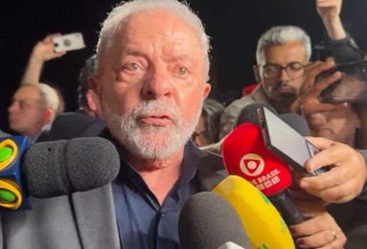 Lula e governadores atravessam a Praça dos Três Poderes e vão ao STF