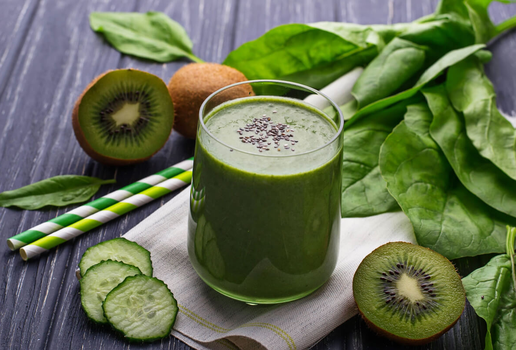 Suco verde de kiwi com espinafre (Imagem: Yulia Furman | Shutterstock)
