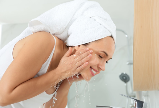 Cuidar da pele é essencial para garantir um bom resultado na maquiagem (Imagem: New Africa | Shutterstock)