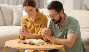 As orações ajudam a renovar o amor e proteger a conexão do casal (Imagem: New Africa | Shutterstock)