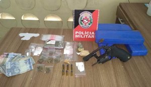 Policia Militar desarticula ponto de trafico prende suspeito e apreende arma de fogo e drogas em Santa Rita