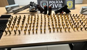 Com uma mulher, polícia apreendeu duas armas e 150 munições