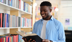 Diversos gêneros se entrelaçam e revelam a riqueza criativa presente na literatura (Imagem: Andrii Zastrozhnov | Shutterstock)