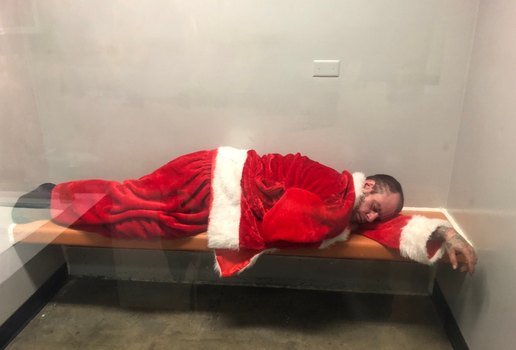 Papai Noel bebado e preso depois de tentar invadir igreja