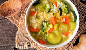 Sopa detox de legumes com arroz (Imagem: JeniFoto | Shutterstock)