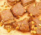 Pé-de-moleque com chocolate (Imagem: Sergio Yoneda | Shutterstock)