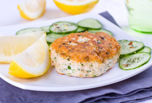 Hambúrguer de salmão (Imagem: Maria Shumova | Shutterstock)