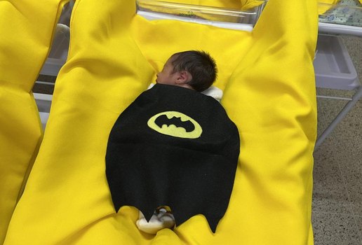 Bebês prematuros viram super-heróis no Dia das Crianças em João Pessoa