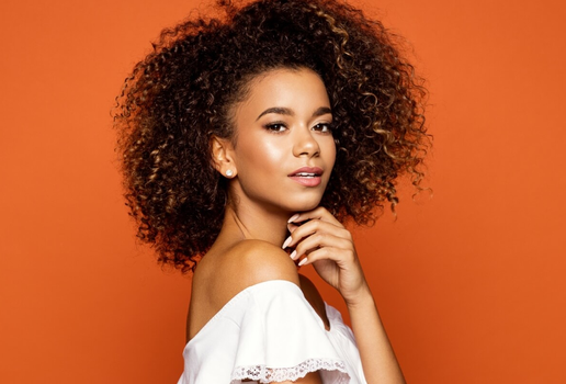 Os cabelos crespos e cacheados  valorizam a diversidade (Imagem: kiuikson | Shutterstock)