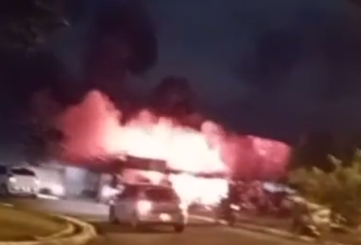 Incendio de grandes proporcoes destoi oficina no bairro dos estados