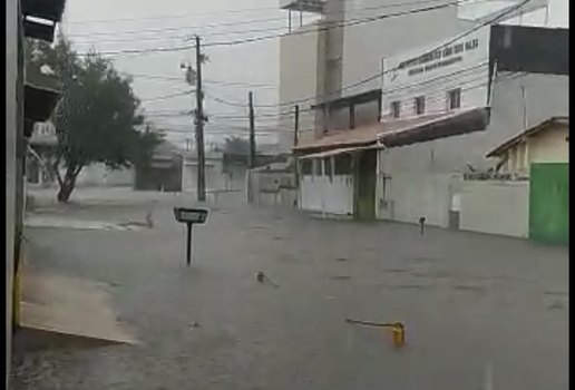 Chuva deixou ruas alagadas no Bairro do Valentina de Figueiredo