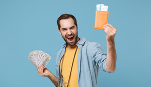 Com a baixa do dólar, este é o momento ideal para economizar na viagem (Imagem: ViDI Studio | Shutterstock)