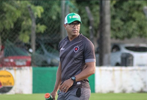 Treinador foi expulso ao fim da partida entre Volta Redonda e Botafogo-PB, neste domingo (10)
