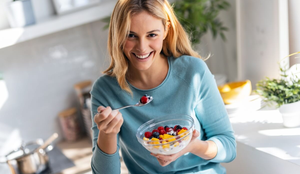 Substituir doces e sobremesas por frutas contribui para reduzir o consumo de açúcar e aumentar a ingestão de vitaminas e fibras (Imagem: Josep Suria | Shutterstock)