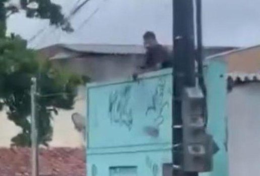 Condutor embriagado colide carro e sobe em telhado para fugir da pm 640x463