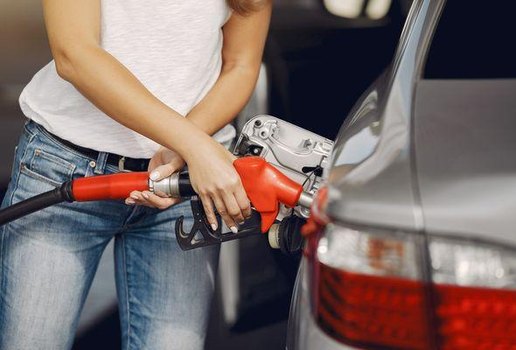Com o aumento do preco da gasolina muitos motoristas tem procurado por maneiras de reduzir os gastos para nao pesar ainda mais no bolso 416620 article