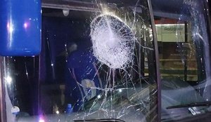 Ônibus do Campinense danificado após ataques de time rival.