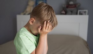 Feche o retrato de menino triste