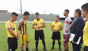 A decisão de adiar a partida foi da arbitragem