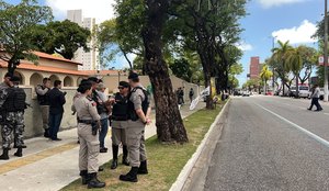 Polícia Militar em frente ao Grupamento de Engenharia do Exército Brasileiro.