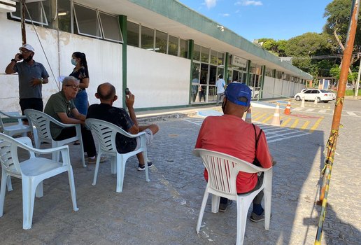 Pacientes foram acomodados debaixo de um toldo e em cadeiras