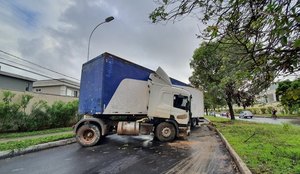 Caminhão bloqueia via após acidente, em João Pessoa