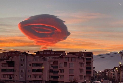 Nuvem de formato estranho na Turquia intriga internautas
