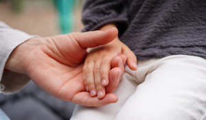 Comum na infância, a síndrome mão-pé-boca pode afetar diretamente a alimentação e a saúde bucal (Imagem: nastya_ph | Shutterstock)