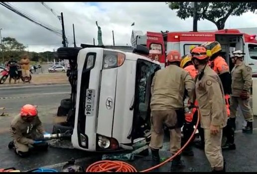 Capotamento foi registrado na Avenida Cabo Branco