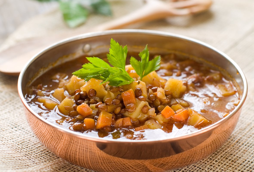 Sopa de lentilha com legumes (Imagem: Wiktory | Shutterstock)