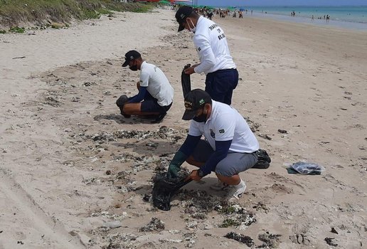 Manchas de óleo foram encontradas em praias de Cabedelo.