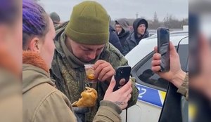 Ucranianos alimentam soldado russo