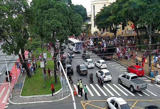 Manifestantes reunidos próximo da escola Lyceu Paraibano, no Centro de JP