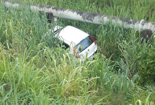 CARRO CAIU EM VALA