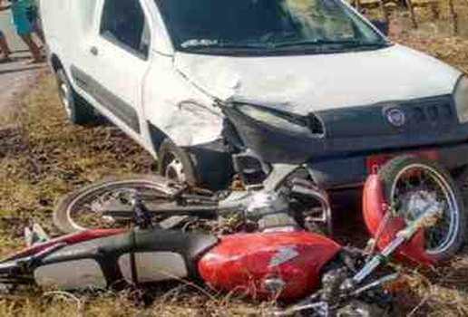 Forte colisao entre veiculos deixa motociclista ferido neste sabado em Sao Francisco