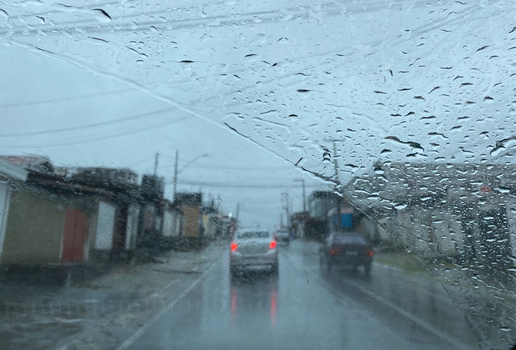 Trânsito ficou lento por conta das fortes chuvas que atingiram a capital paraibana na manhã desta sexta-feira (30)