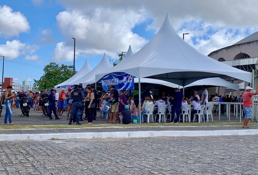 Moradores de João Pessoa recebem cartão do programa 'Pão e Leite'