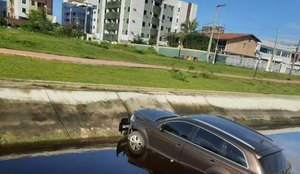 Carro cai em canal do Parque Parahyba 3, em João Pessoa